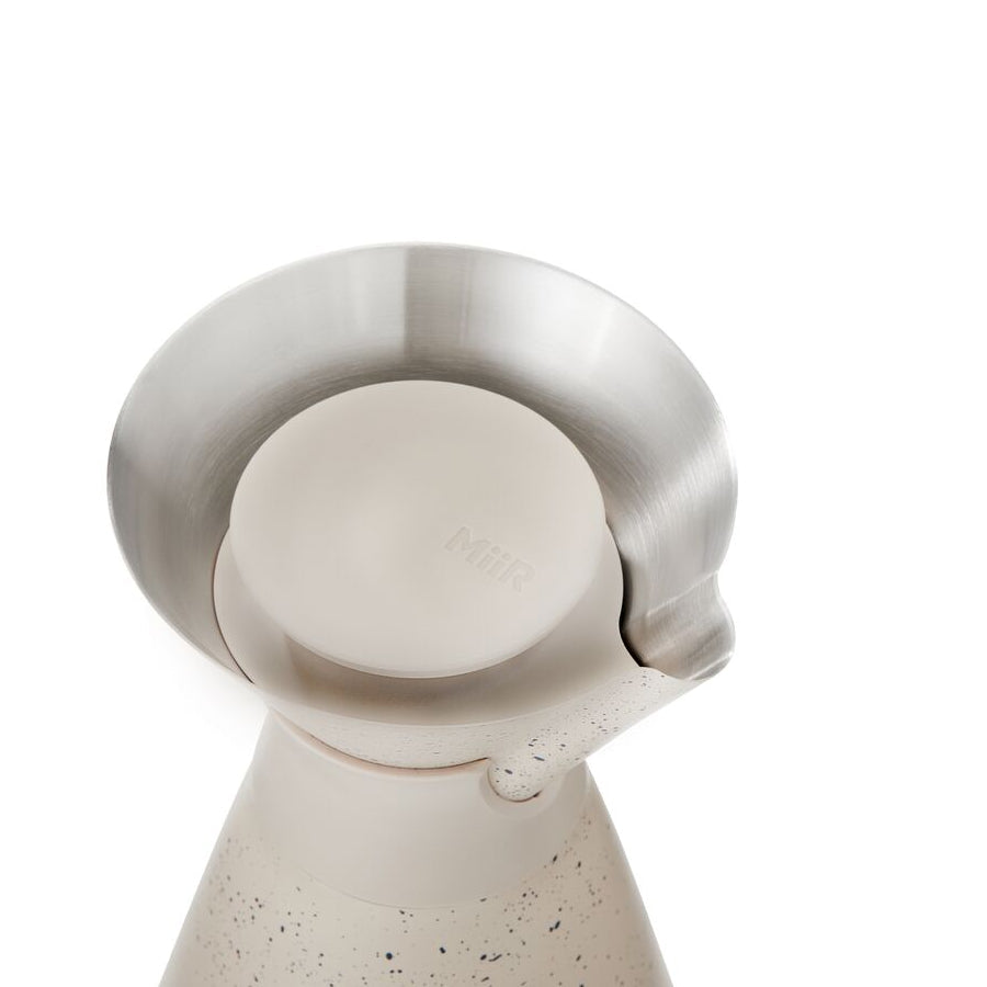 new-standard-carafe-a6 WebPDP-33oz_New_Standard_Carafe_Desert_Tan_Speckle_Studio__CAR1SVOS224_45_Lid_On.jpg